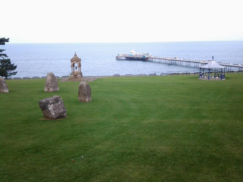 Clifton Villa Guest House Llandudno Buitenkant foto